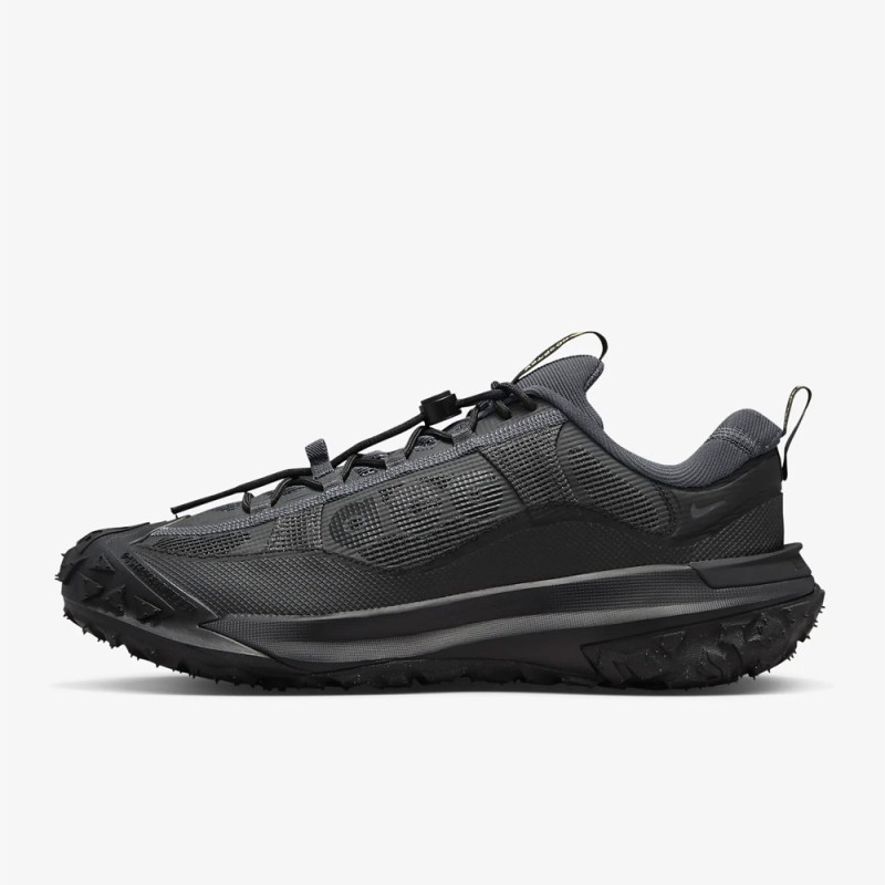 black winter sneakers from Nike 